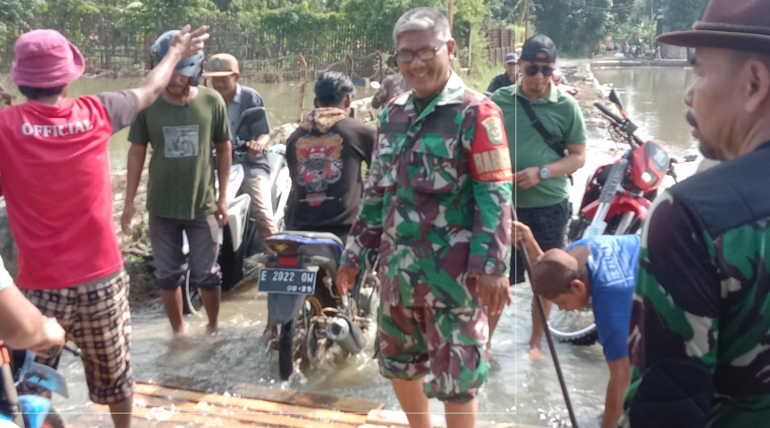 Babinsa dan Kuwu Ajak Warga Gotong Royong Bangun Jembatan Darurat di Desa Tinumpuk