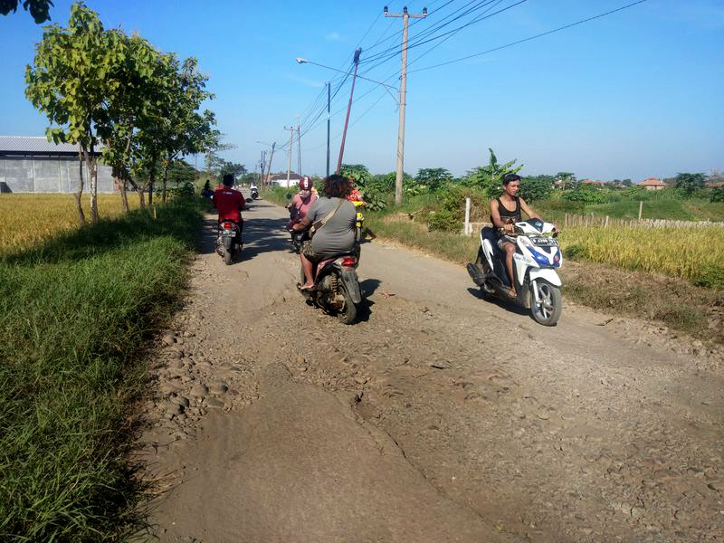 Warga Keluhkan Jalan Menuju Desa Dadap Rusak Parah. Minta Pihak Kontraktor Bertanggungjawab