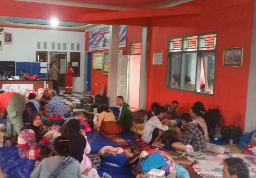 Pemkab Indramayu Salurkan Bantuan Bagi Korban Banjir Rob