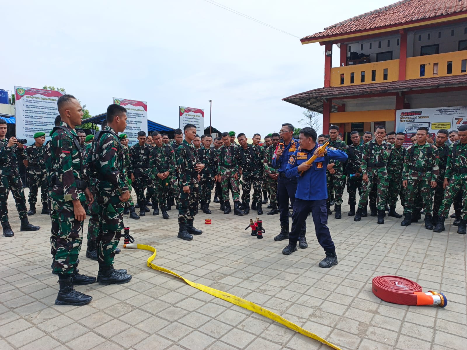 Damkar Indramayu Bersama TNI Jalani Kerjasama