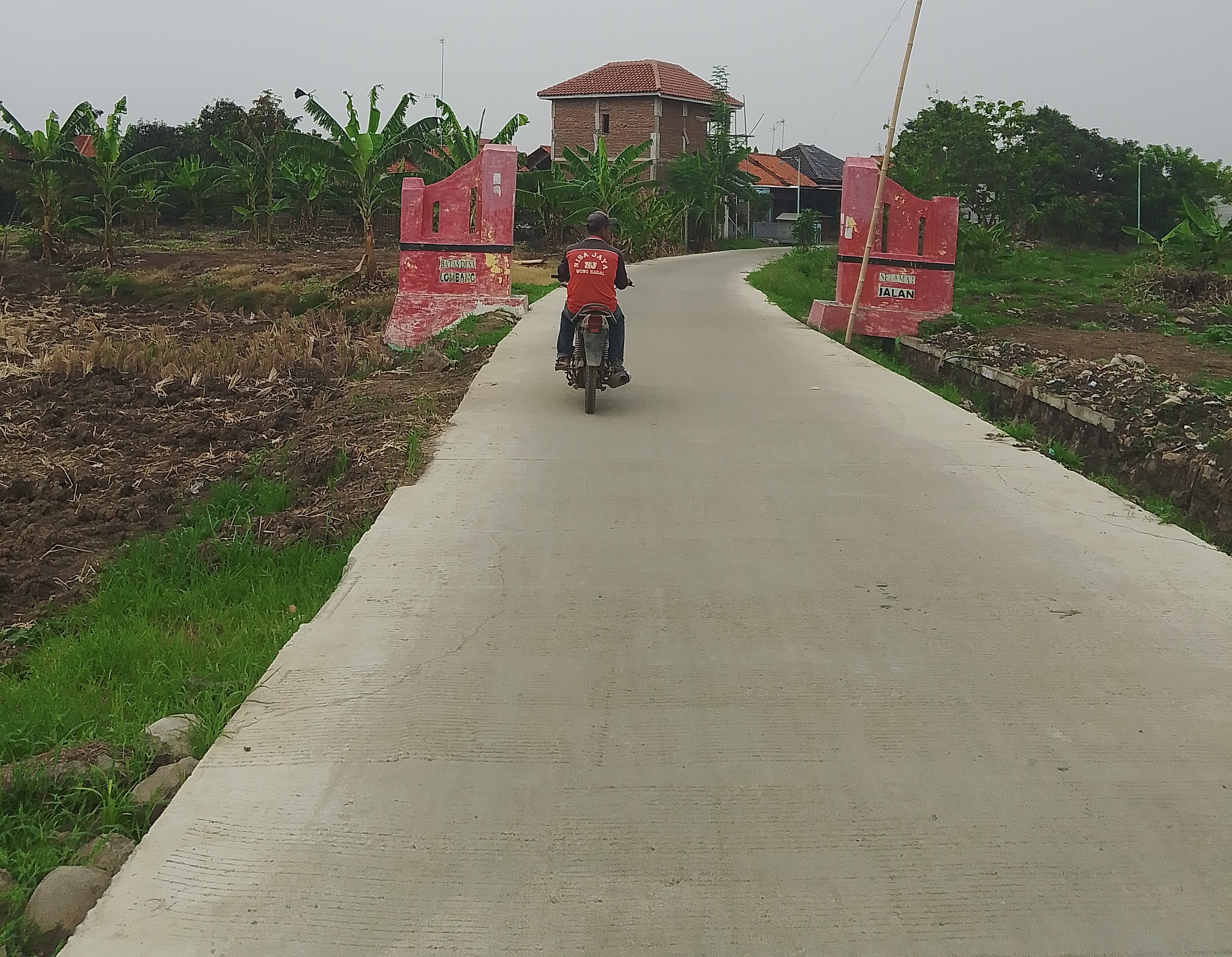 Jalan Penghubung Desa Lombang-Desa Tinumpuk Mulus dan Baru Selesai Dibangun