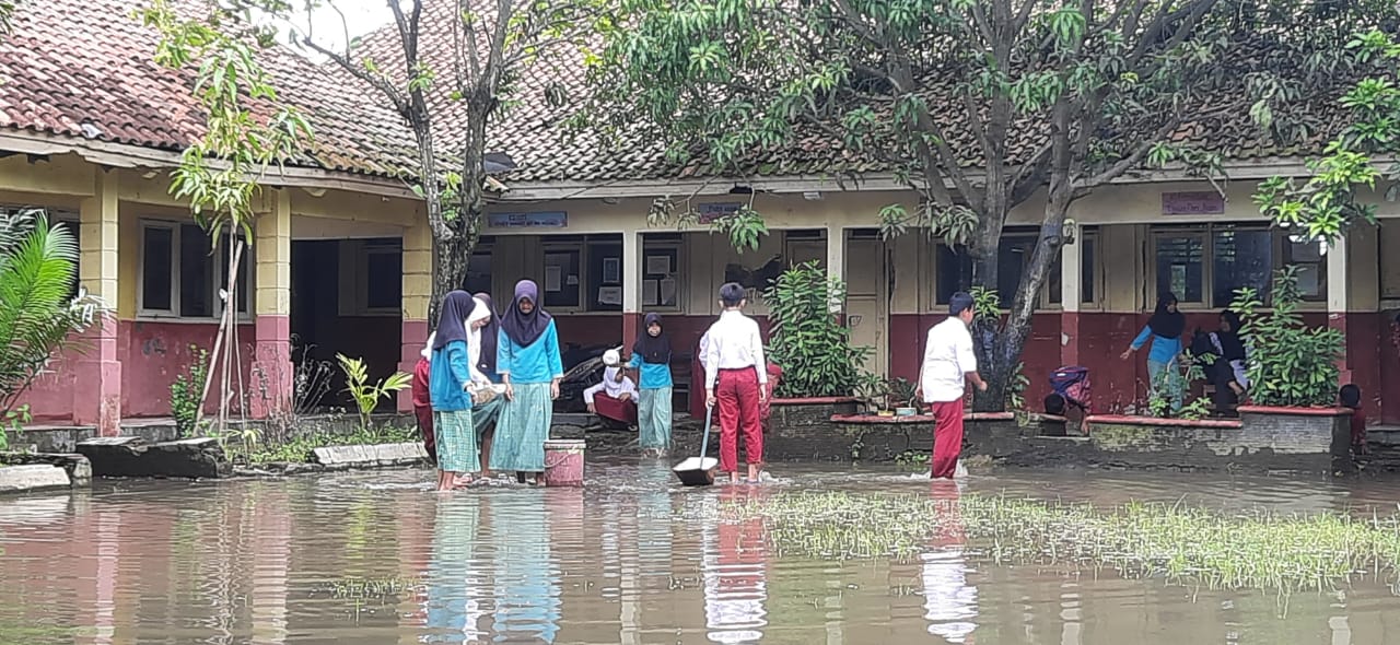 Kondisi Tanah Rendah Jadi Faktor Halaman SDN 2 dan 3 Widasari Tergenang