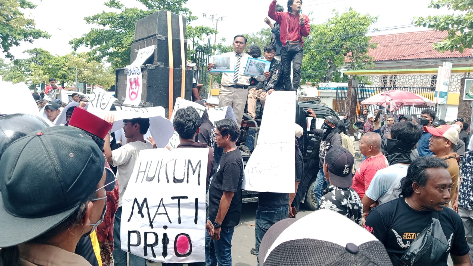 Datangi PN Indramayu, Massa FSI Berharap Ririn dan Priyo di Hukum Berat