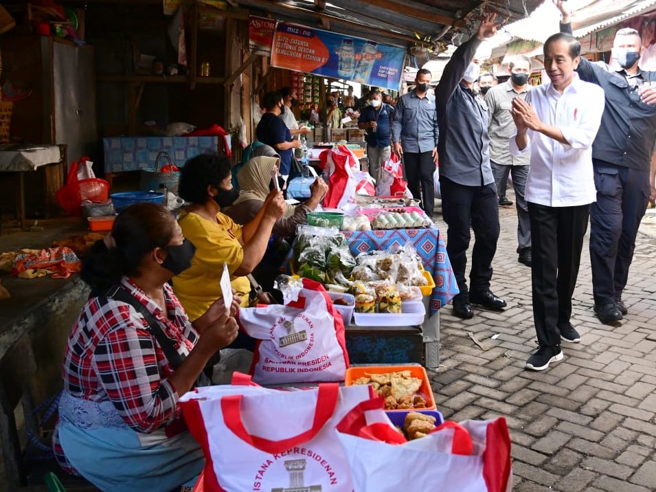 Jokowi Sidak Pasar, Bagikan BLT dan Cek Harga Komoditas di Pasar Malang Jiwan Colomadu