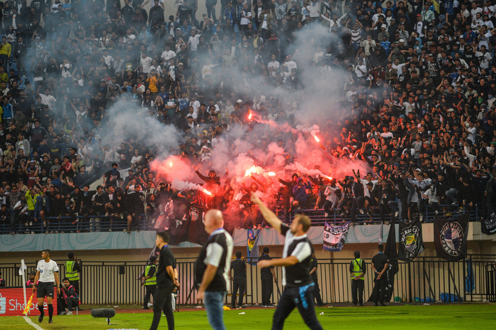 Kemenangan Pilu! Kerusuhan Oknum Suporter Persib Pecah Saat Tanding Lawan Persija, Nick Kuipers Kecewa