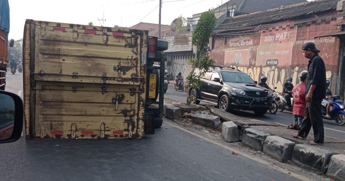 Truk Pengangkut Susu Terguling di Jamblang, Tidak Ada Korban