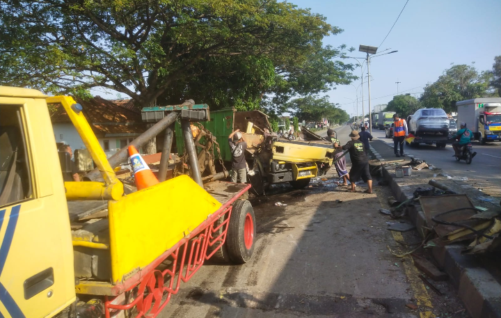 Kecelakaan Truk Pengangkut Logistik Sandiwara di Pantura Losarang, 1 Meninggal Dunia 5 Luka-luka 