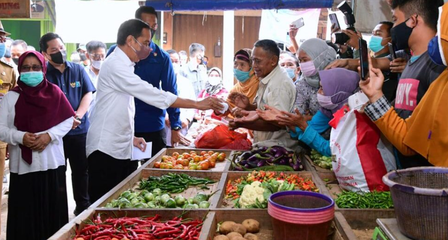 Jokowi Serahkan Bansos untuk Pacu Pertumbuhan Ekonomi dan Jaga Daya Beli Masyarakat