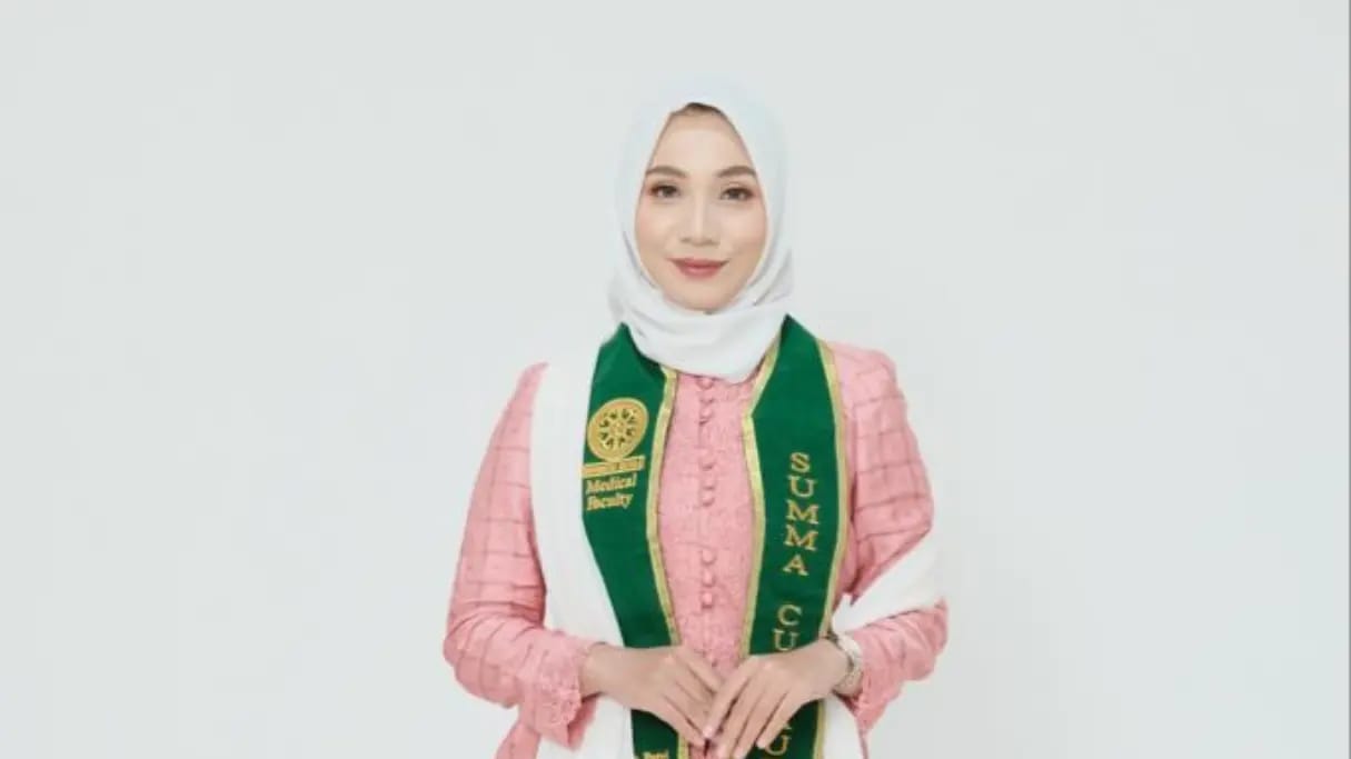 Mahasiswi Cantik Asal Indramayu Lulusan Terbaik Universitas Udayana Bali, Ayahnya Seorang Sekmat