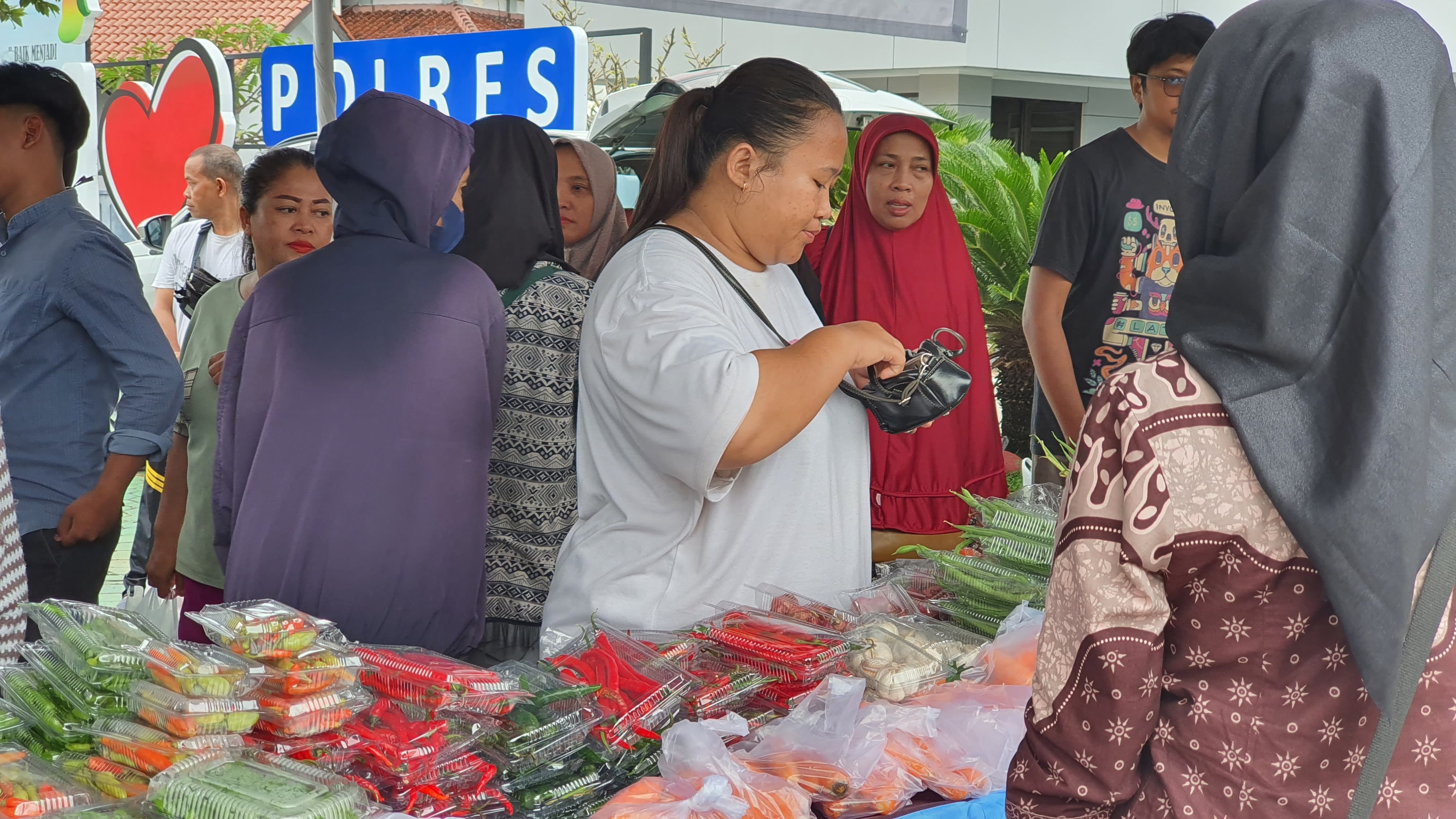 Warga Indramayu Antusias Datangi Lokasi Gerakan Pangan Murah di Polres Indramayu