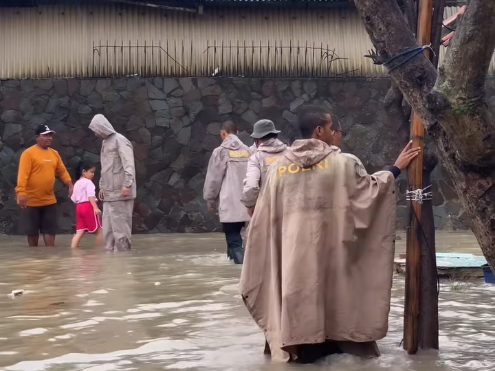 TNI-Polri Bersinergi dengan Instansi Terkait Bantu Warga Terdampak Banjir Rob di Eretan Kulon