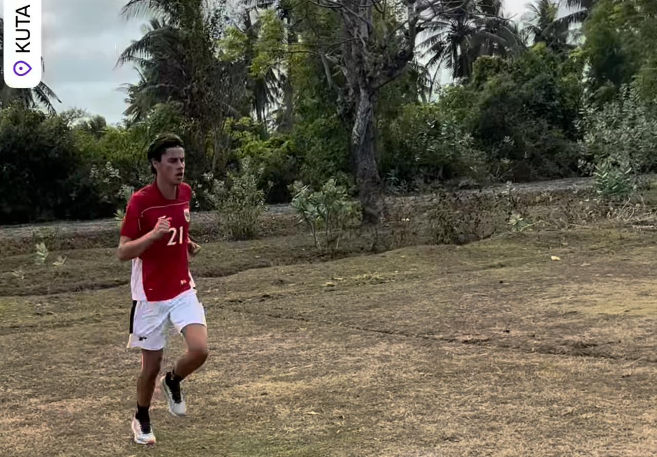 Kode Naturalisasi? Alex Pastoor Latih Sang Anak Tommy Pastoor di Lombok Pakai Jersey Timnas Indonesia