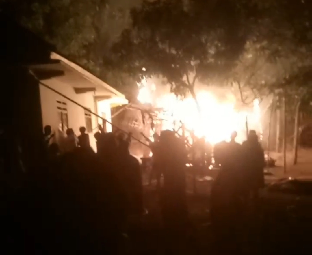 Kebakaran Rumah Terjadi di Desa Winduhaji Sedong Cirebon, Warga Berusaha Padamkan Api dengan Cara Manual