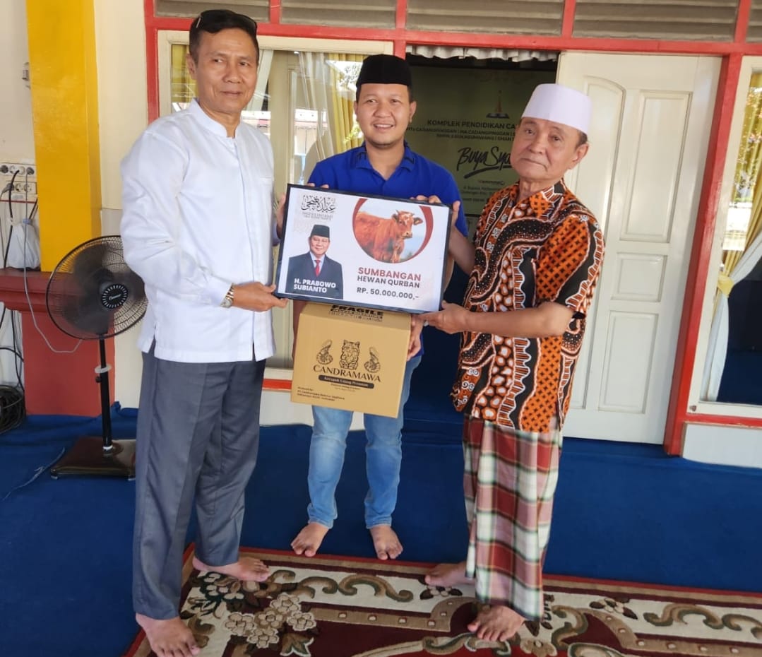 Ketua Umum Partai Gerindra Prabowo Berikan Korban Sapi ke Pondok Pesantren Candangpinggan