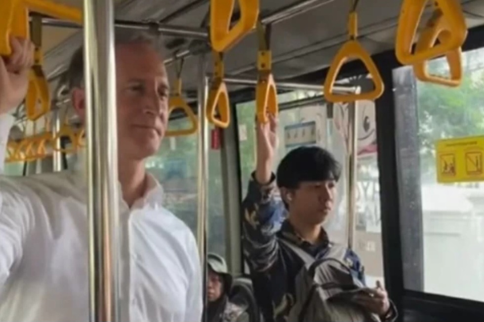 Momen Dubes Belanda Naik Trans Jakarta, Harusnya Pejabat Lokal Malu