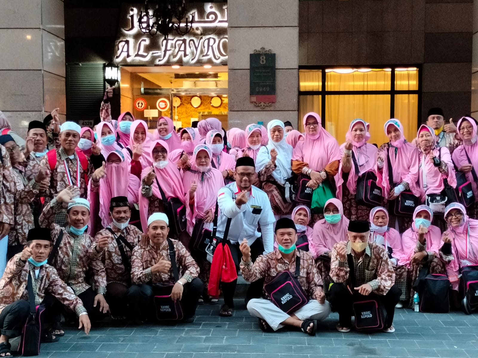 Jamaah Haji Kloter 17 JKS Gelar City Tour Kota Madinah, Masker tak Lagi Dipakai