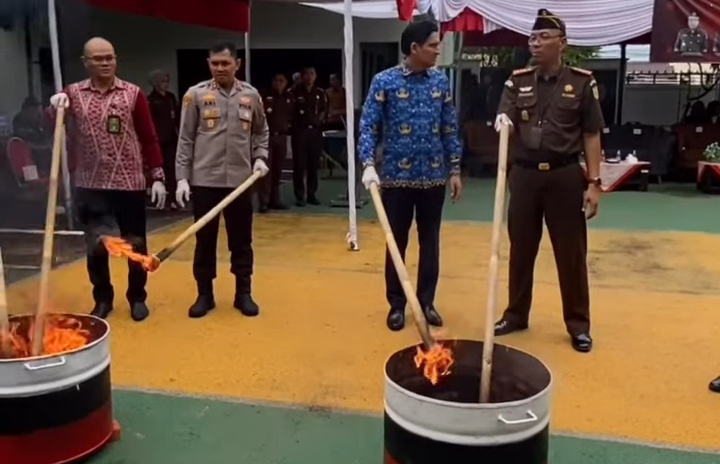 Kejari Indramayu Musnahkan Barang Bukti dari 128 Kasus Pidana, Termasuk Ratusan Ribu Obat Terlarang
