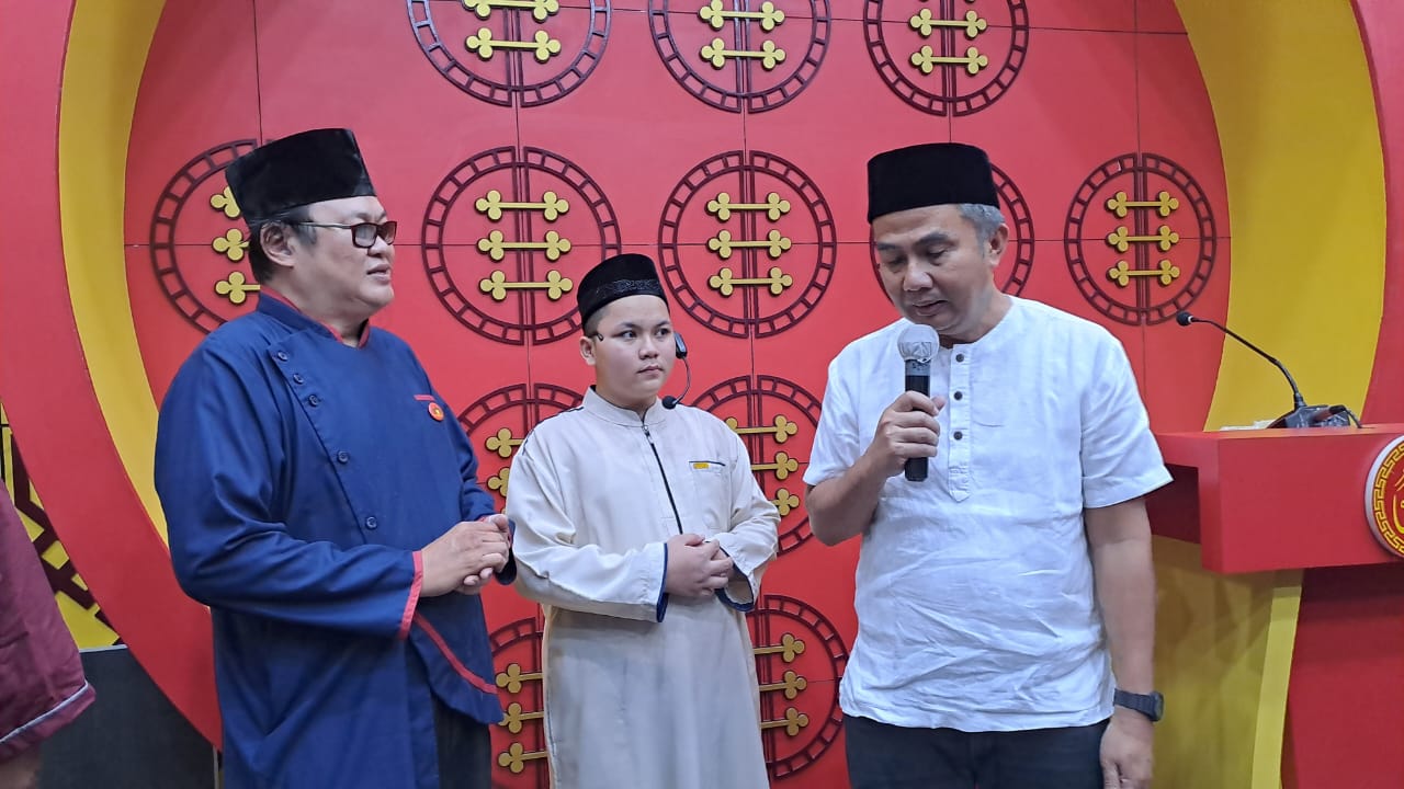 Bey Machmudin Laksanakan Salat Tarawih di Masjid Lautze 2 Bandung 