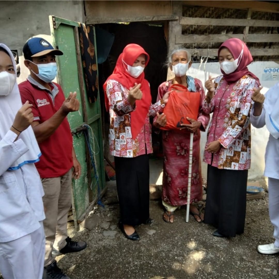 Door to Door Bagikan Sembako untuk Duafa