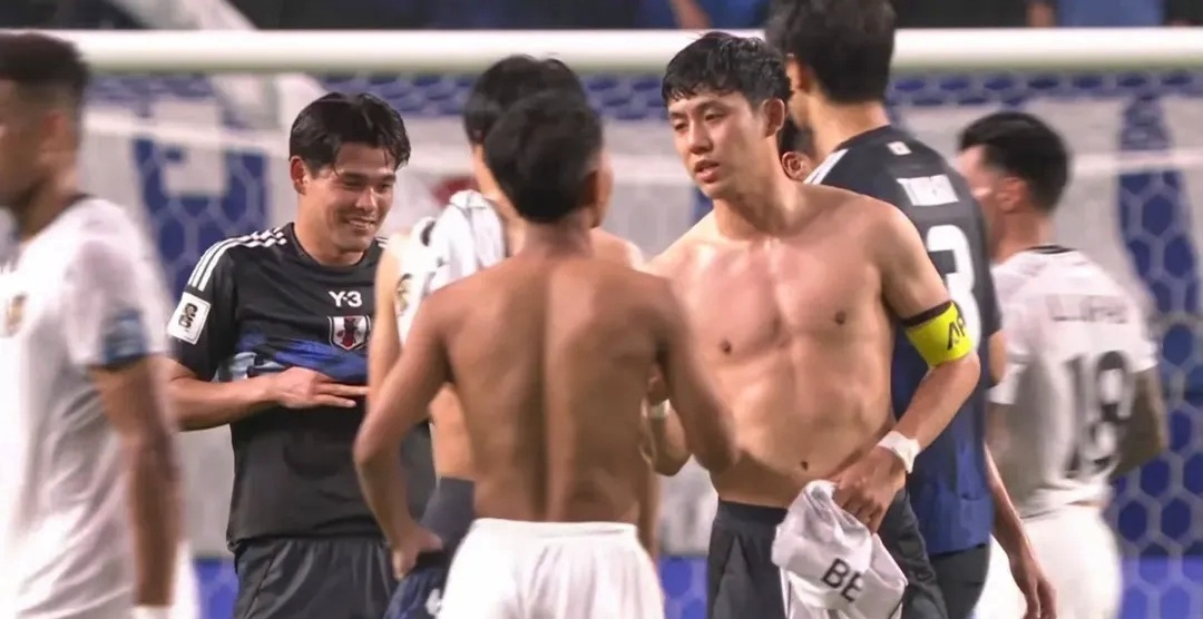 Ada Momen Unik Selepas Laga Indonesia VS Jepang, Beckham Putra Tukaran Jersey dengan Wataru Endo