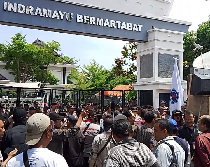 Puluhan Wartawan Gelar Aksi Damai di Depan Gedung DPRD Indramayu Tuntut Klarifikasi Lucky Hakim