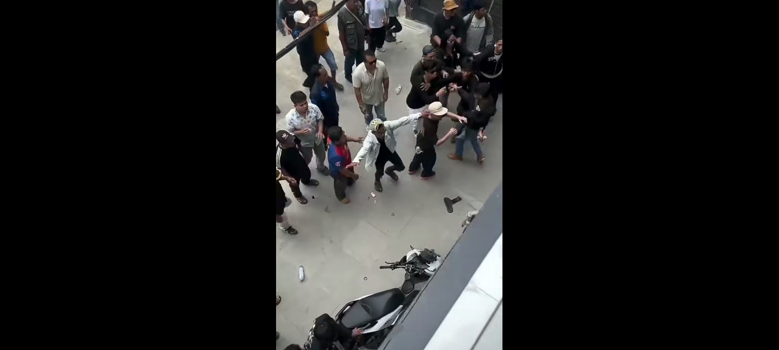 VIRAL! Keributan di Desa Anjatan Baru saat Arak-arakan Singa Depok Libatkan Dokter Vs Kuwu