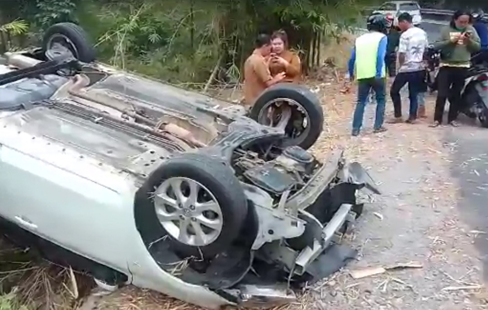Terjadi Kecelakaan Mobil Nissan Terbalik Jalan Raya Plangon, Tidak Ada Korban Jiwa