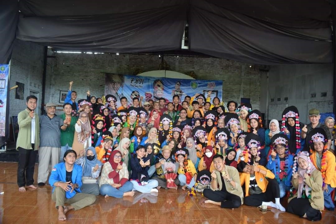 Puluhan Mahasiswa UGJ Kunjungi  Sanggar Tari Topeng Mimi Rasinah