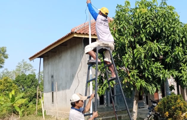 Dukung Program De-Kat, Warga Tinumpuk Pasang PJU di 27 Titik