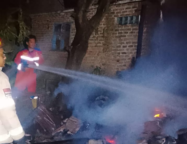 Dipicu Aktivitas Pembakaran Sampah, Rumah di Losarang Kebakaran