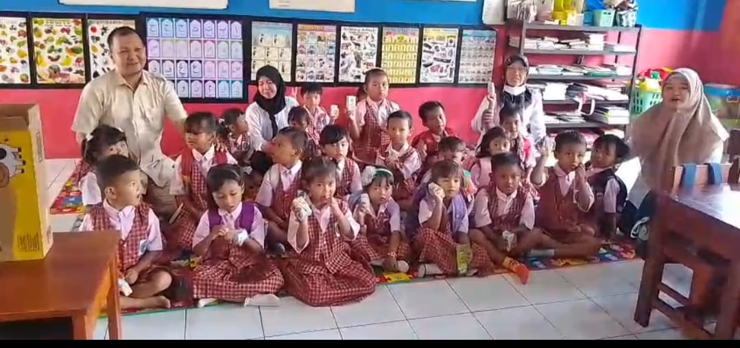 Anggota Fraksi Gerindra Fressha Bagikan Ribuan Paket Susu Gratis ke Siswa