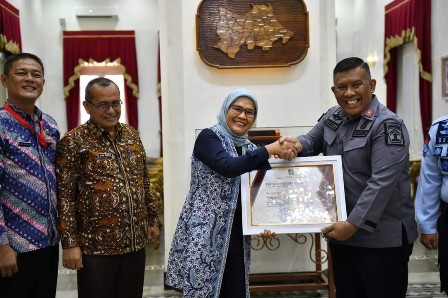 Bupati Nina Agustina Terima Penghargaan dari Kemenkumham 