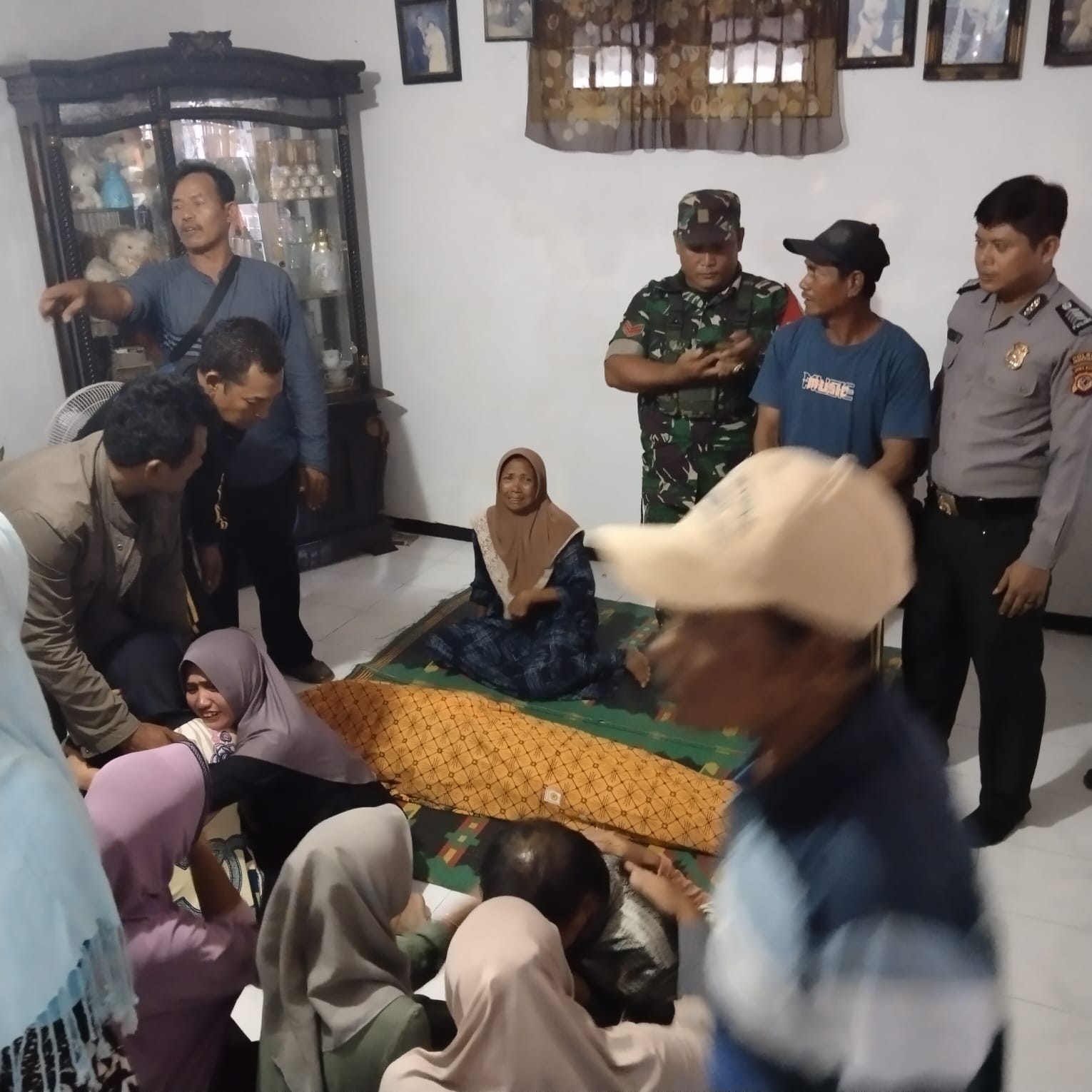 Isak Tangis Sambut Kedatangan Jenazah Almarhumah Anita Nafa di Desa Dadap Juntinyuat 