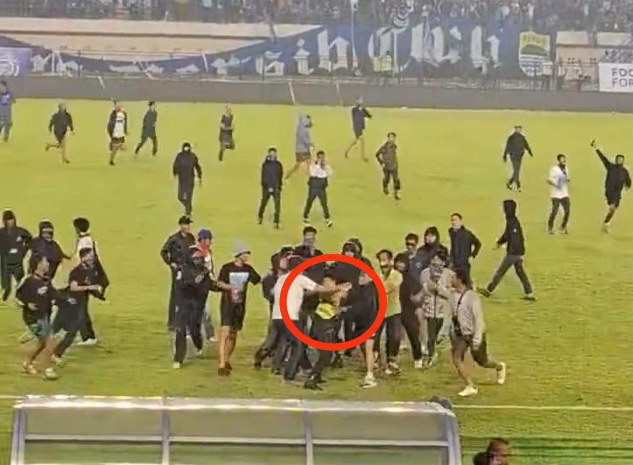 Oknum Suporter Persib Bandung Rusuh, Masuk Lapangan Usai Pertandingan, Steward Jadi Sasaran