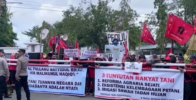 Ribuan Buruh Tani Gelar Unjuk Rasa di Pendopo Indramayu