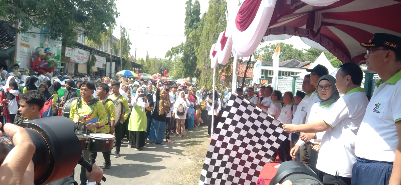 Bupati Nina Lepas Ribuan Peserta Jalan Santai Hari Amal Bhakti ke 78