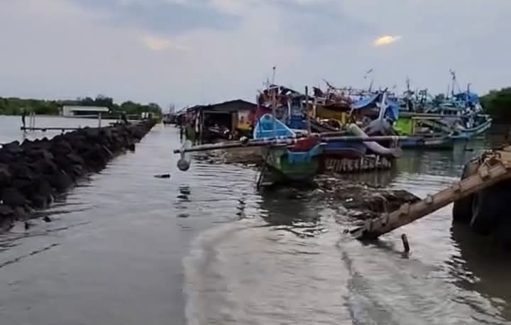 Air Laut Pasang di Karangsong, Diprediksi Semakin Naik pada Malam Hari
