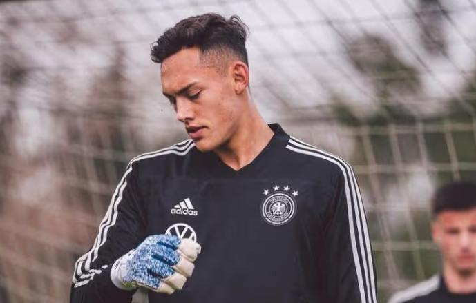 Kiper FC Augsburg Jadi Calon Kuat Pelapis Maarten Paes di Timnas Senior, Apa Kabar Emil Audero?