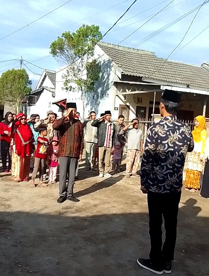 Pakai Baju Adat, Warga Cempaka Village Gelar Upacara Bendera Merah Putih