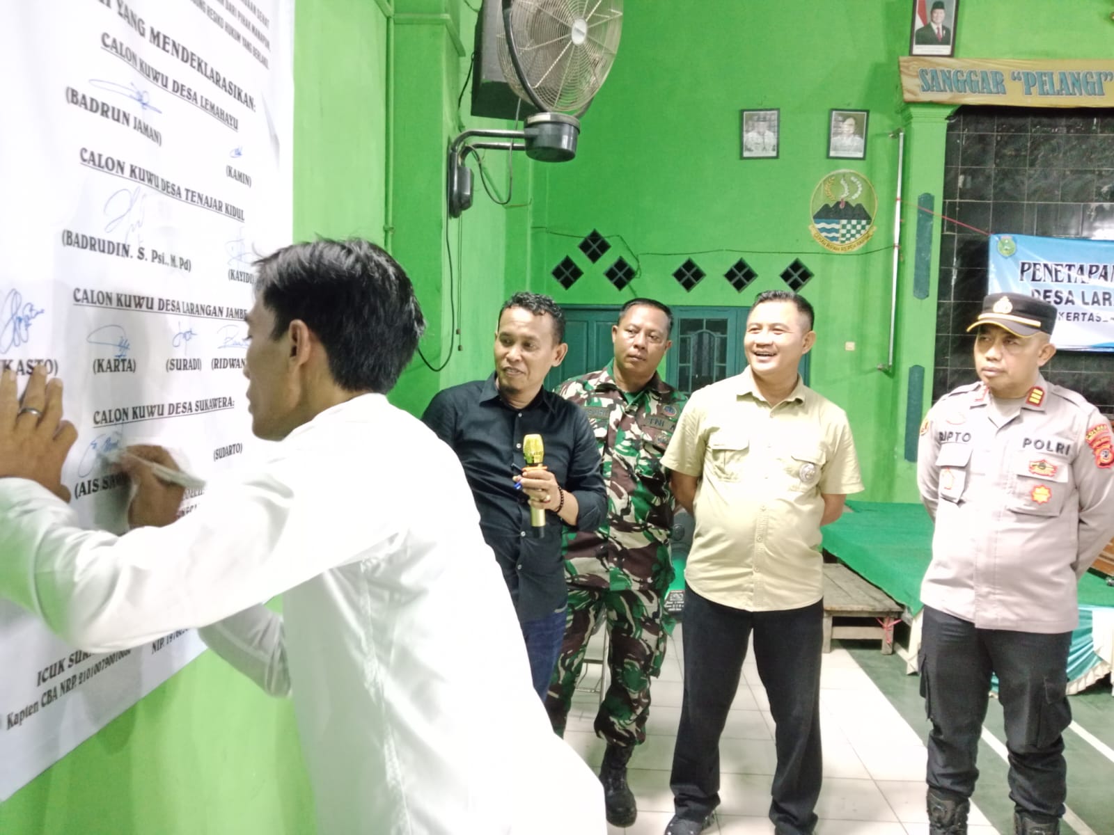 Pasca Ditetapkan 10 Calwu di Kecamatan Kertasemaya Tanda Tangani Deklarasi Damai 