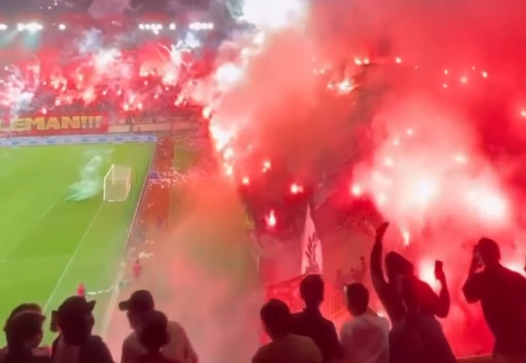 Asap Flare Penuhi Stadion! Laga PSS Sleman vs Persija Sempat Dihentikan Wasit di Menit 70