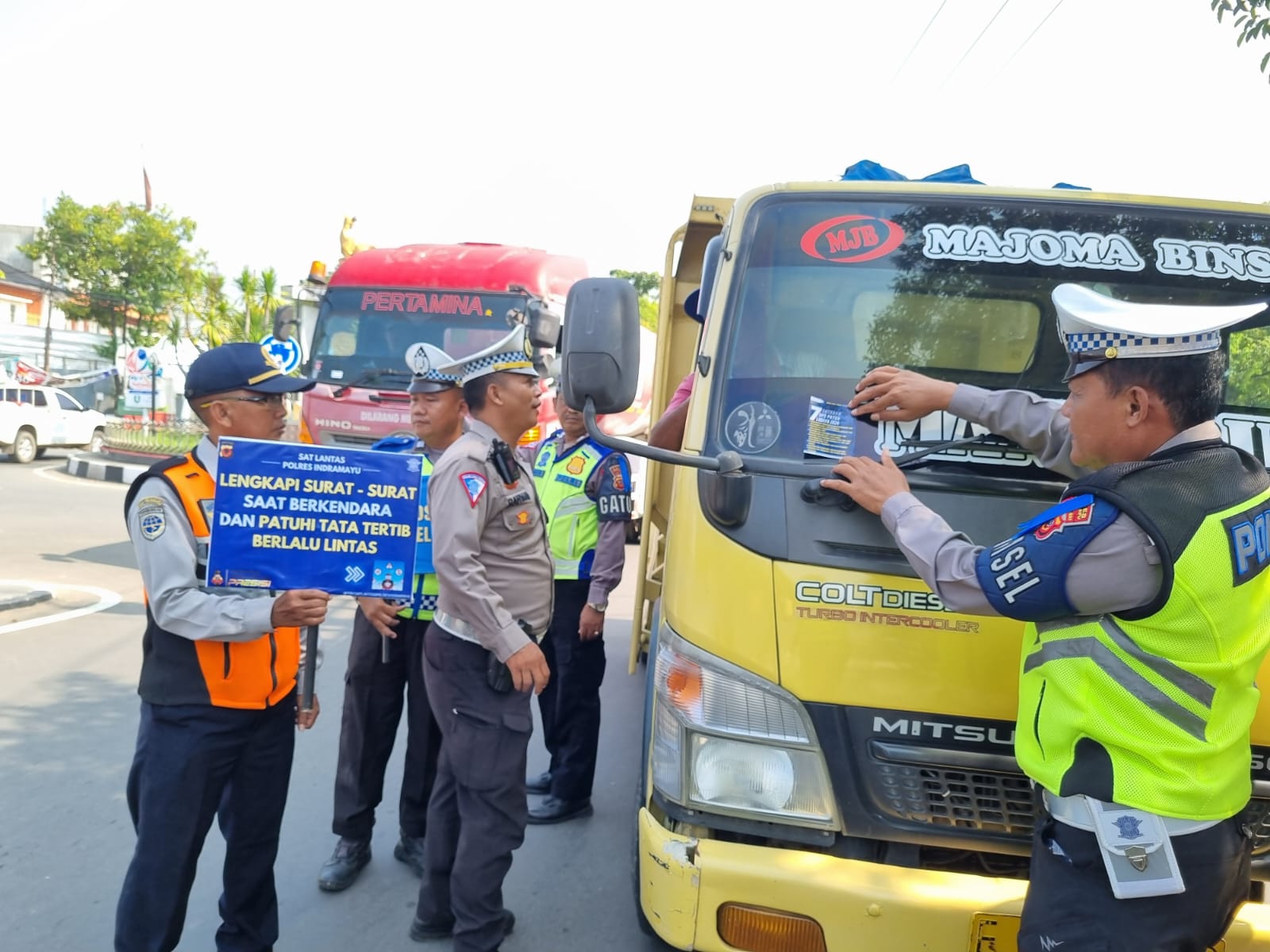 Ops Patuh Lodaya 2024, Sat Lantas Polres Indramayu Tebar Pamflet dan Stiker