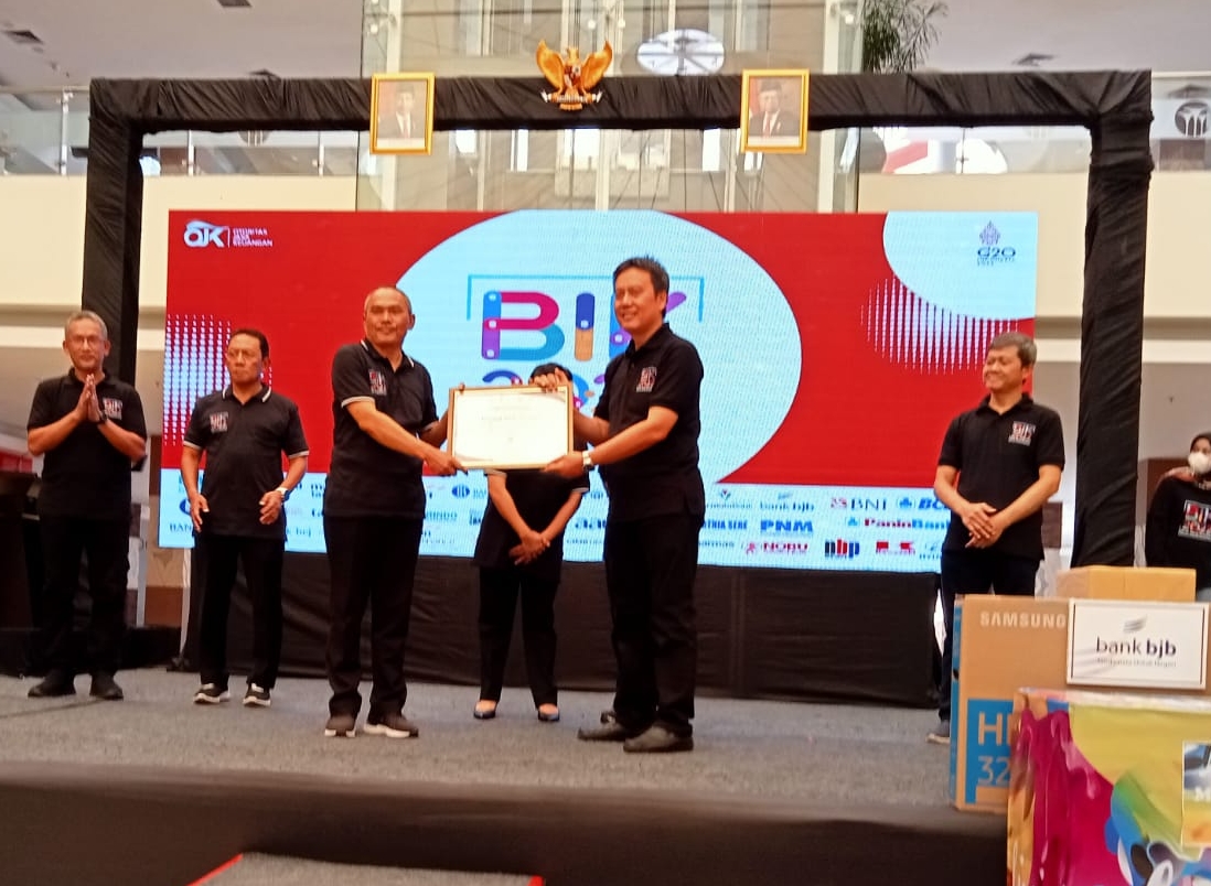 Bupati Indramayu Nina Agustina Dapat Penghargaan dari OJK Cirebon   