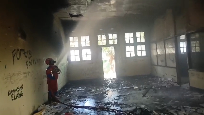 Diduga Akibat Pembakaran Sampah, Gedung Bekas BPR BKPD Margadadi Terbakar