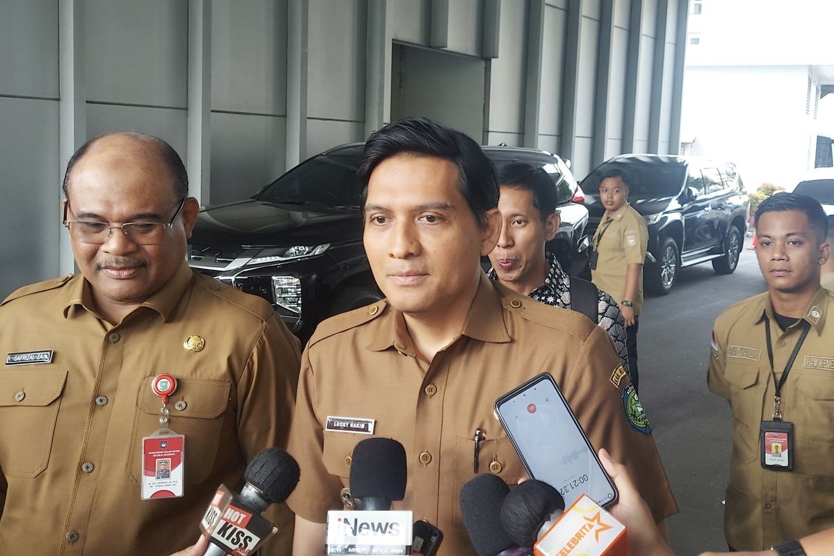 Jalani Hari Pertama Magang, Bupati Lucky Naik Taksi ke Kantor Kemendagri