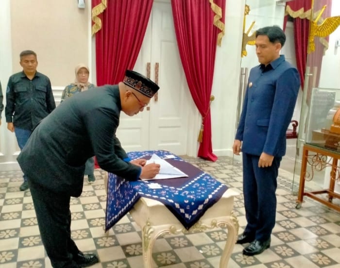 Bupati dan Dewas Perumdam Tirta Darma Ayu Tanda Tangani Kontrak Kinerja