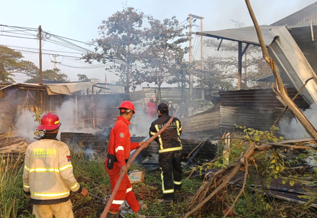 Dipicu Aktivitas Bakar Sampah, Sebuah Warung di Kandanghaur Kebakaran