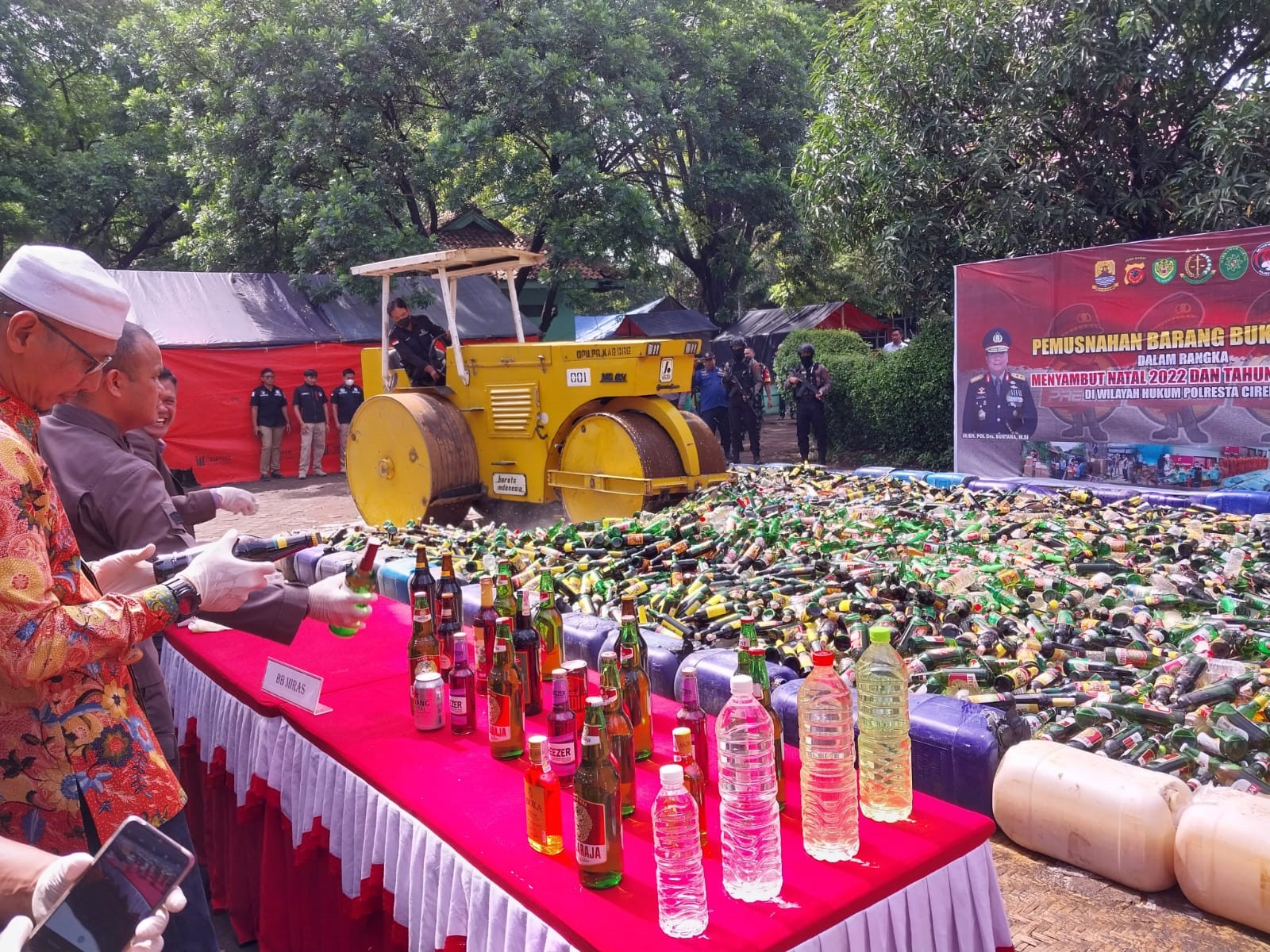 Jelang Nataru, Puluhan Ribu Botol Miras Dimusnahkan  di GOR Ranggajati