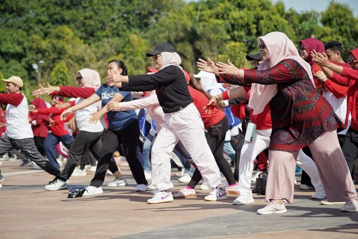 Sambut Hari Kartini, Bupati Nina Senam Bersama Ribuan Masyarakat dan ASN