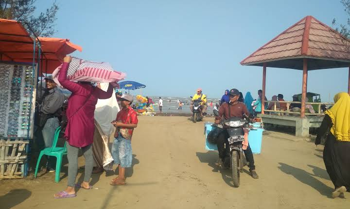 Memiliki Daya Tarik Unik, Pantai Karangsong Jadi Destinasi Wisata yang Wajib Dikunjungi Minimal Sekali